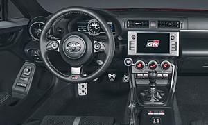  vs. Audi R8 Feature Comparison