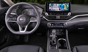 Nissan Altima vs. Mitsubishi Outlander Fuel Economy (km/L)